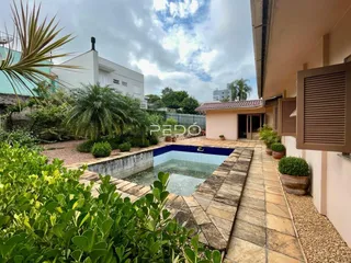 Vista do quintal com piscina e jardim em Lajeado, Brasil.