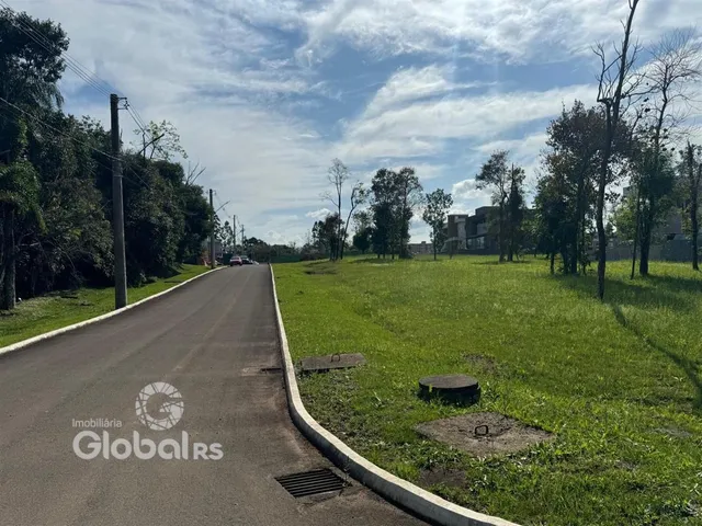 Vista da rua e área verde de uma propriedade em Lajeado.
