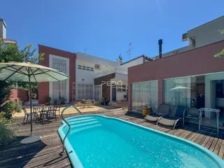 Foto da área de piscina e deck de uma residência em Lajeado.