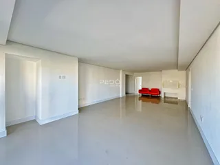 Hall de entrada amplo e claro de um imóvel em Lajeado.