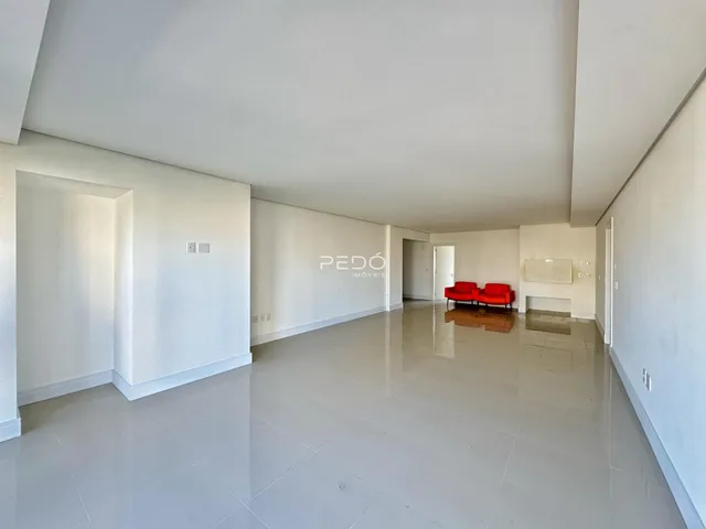 Hall de entrada amplo e claro de um imóvel em Lajeado.