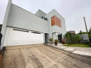 Fachada moderna de uma residência em Lajeado, Brasil.