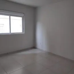 Foto de um cômodo interno com uma janela grande.