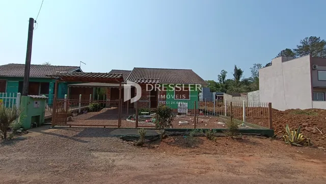 Vista externa de uma propriedade em Lajeado, Brasil, mostrando o muro e a cerca.