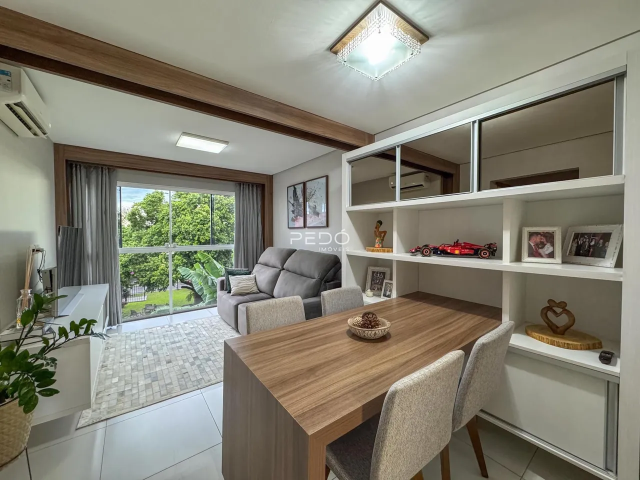 Sala de estar com vista para o jardim e porta de vidro.