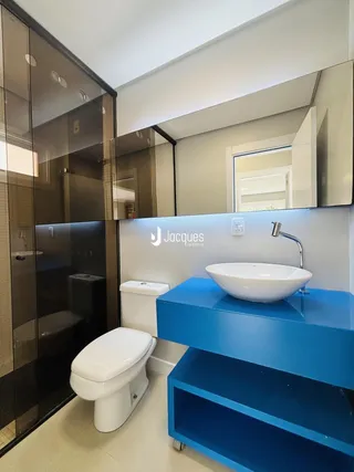 Banheiro moderno com pia e vaso sanitário em um apartamento.