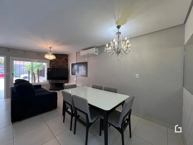 Sala de estar com mesa de jantar e lareira em um apartamento.