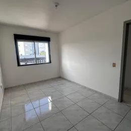 Foto de um cômodo interno com piso de cerâmica e janela.