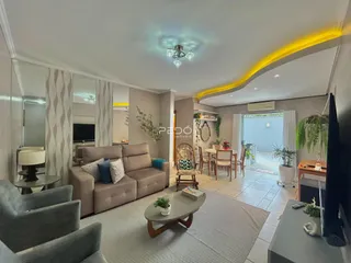 Sala de estar moderna com sofá e espelhos em um imóvel no Brasil.