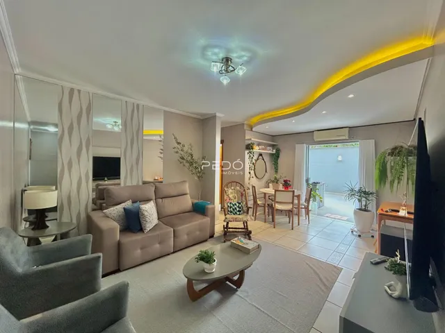 Sala de estar moderna com sofá e espelhos em um imóvel no Brasil.