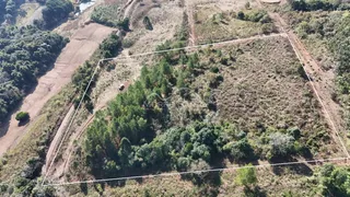 Imagem aérea de um terreno rural com vegetação densa em Lajeado.