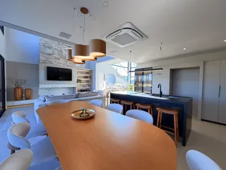Sala de estar e jantar de um apartamento moderno com ilha de cozinha.