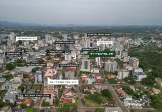 Vista aérea de uma área residencial em Lajeado, Brasil, mostrando vários edifícios e ruas.