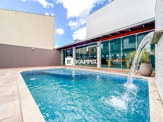 Foto da piscina externa com paisagismo em uma residência em Lajeado.