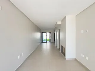 Um corredor longo e claro de um imóvel em Lajeado.