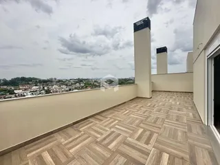 Vista da varanda com paisagem urbana.