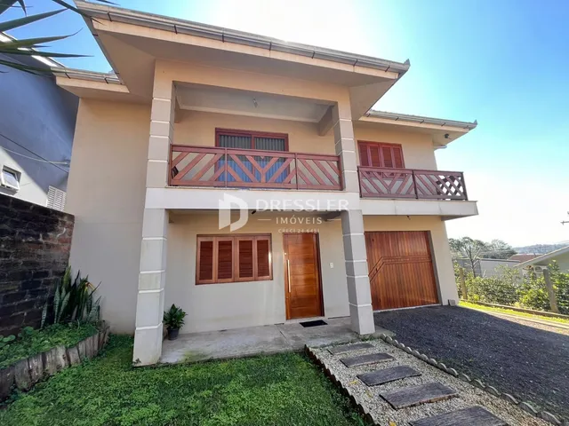 Fachada de uma residência em Lajeado, Brasil, com varanda e jardim frontal.