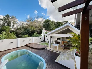 Vista da fachada de uma casa com piscina e deck em Lajeado, Brasil.