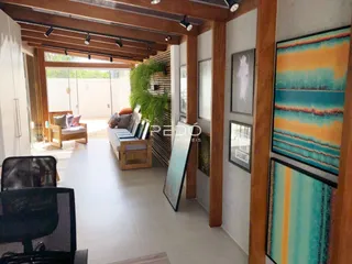 Ambiente interno com piso claro e estrutura de madeira exposta.