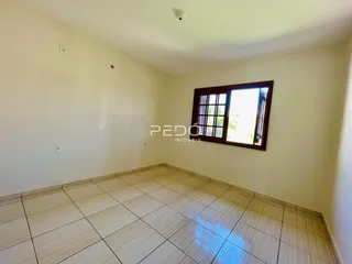Vista interna de uma sala com piso de cerâmica clara.