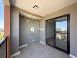 Hall de entrada com piso de cerâmica e vista da paisagem.