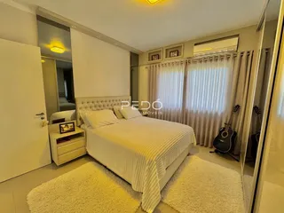Quarto com cama e janela em um imóvel no Brasil.