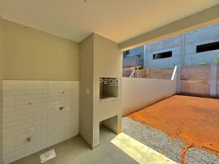Vista interna de um ambiente com paredes brancas e piso claro.