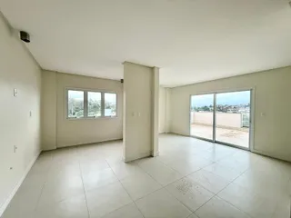 Ambiente interno amplo com piso claro e grandes aberturas para a vista externa.