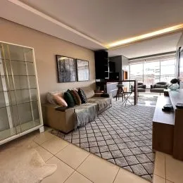Sala de estar com piso de cerâmica e grande janela.