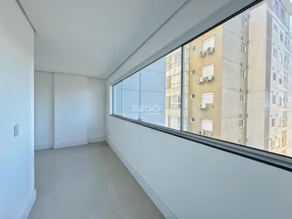 Vista interna de um ambiente com grande janela de um imóvel em Lajeado, Brasil.
