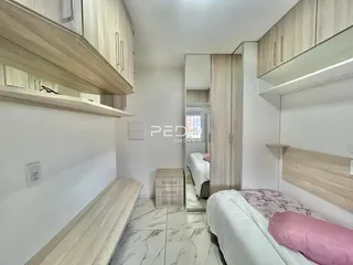 Quarto com armários e piso de mármore claro.