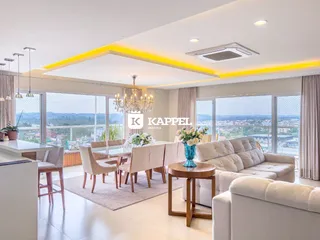 Uma sala de estar ampla com vista panorâmica para a paisagem urbana.