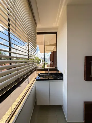 Vista interna de uma área com janelas e bancada de cozinha.