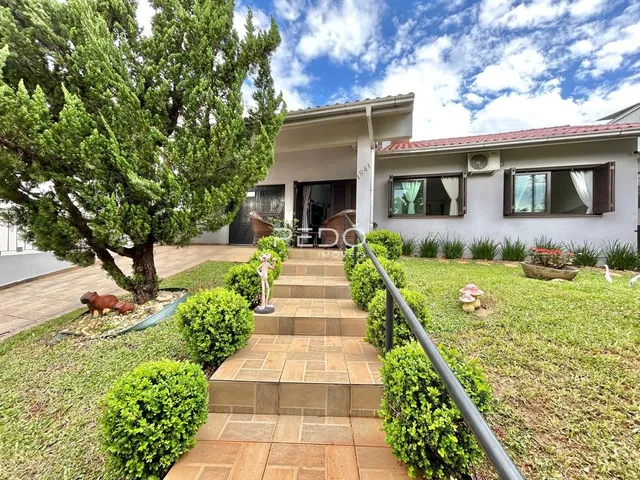 Fachada de uma residência em Lajeado, Brasil, com jardim frontal.