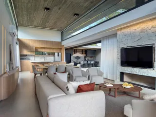 Sala de estar ampla com pé direito alto e decoração moderna.