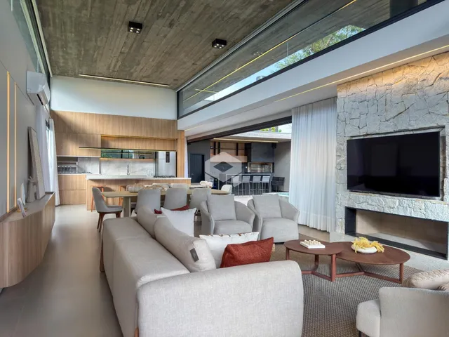Sala de estar ampla com pé direito alto e decoração moderna.