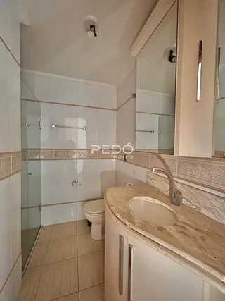 Foto de um banheiro interno com revestimento cerâmico.