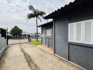 Fachada de uma residência em Lajeado, Brasil, com muro e entrada de garagem.