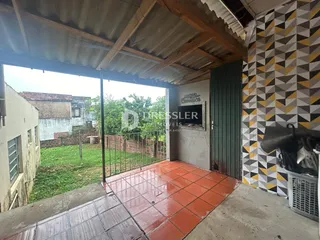 Área externa com piso de cerâmica e parede decorada em Lajeado, Brasil.