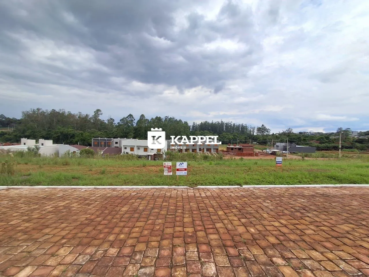 Vista externa de uma propriedade em Lajeado com paisagem e sinalização da imobiliária.