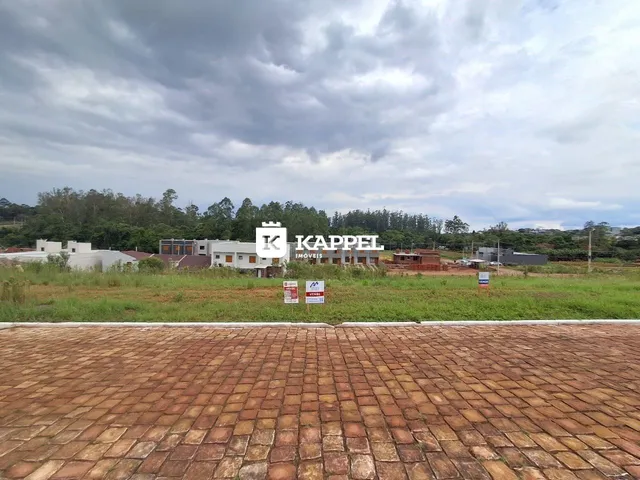Vista externa de uma propriedade em Lajeado com paisagem e sinalização da imobiliária.