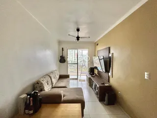 Sala de estar com sofá e vista para o exterior.