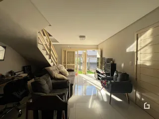 Sala de estar com piso de cerâmica e acesso à área externa.