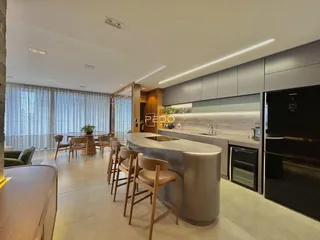 Interior moderno de uma sala de estar com cozinha aberta em Lajeado.