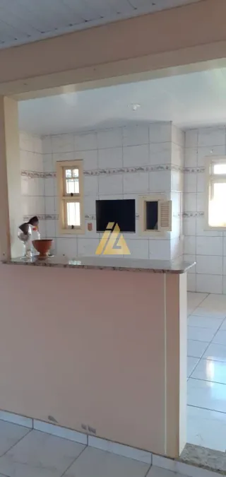 Vista de uma bancada de cozinha com revestimento branco e piso de cerâmica.