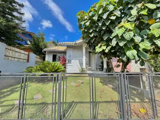 Vista da fachada de uma casa em Lajeado, Brasil, com jardim frontal e cerca.