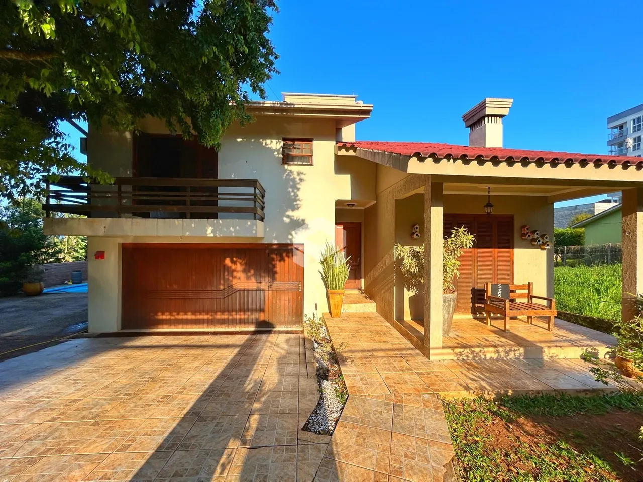 Fachada de uma casa em Lajeado, Brasil, com área externa e jardim.