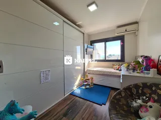 Quarto com cama e janela mostrando o interior da residência.