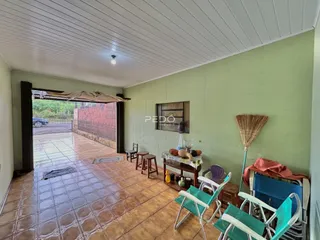 Ambiente interno com piso de cerâmica e abertura para área externa.