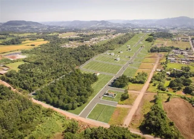 Vista aérea de um terreno com áreas verdes e estradas em Lajeado, Brasil.
